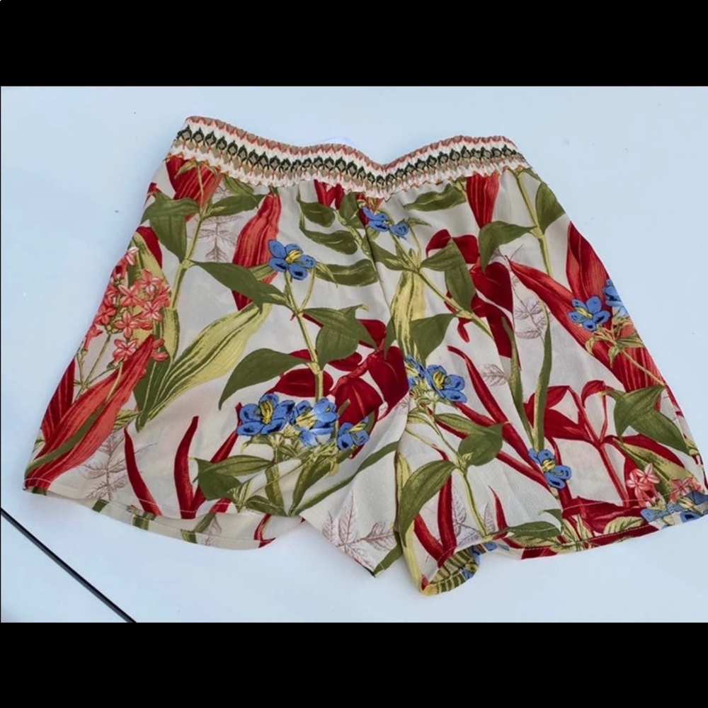 Tropical excotic short two side pockets. NWT.